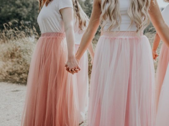 Frauen halten sich in der Natur an den Händen