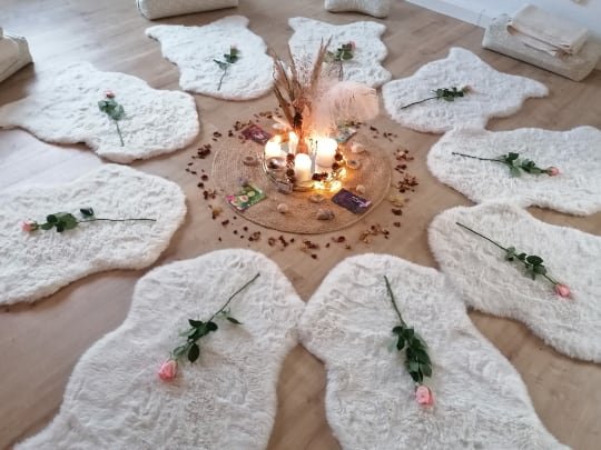 Ritualkreis mit Rosen und Kerzen